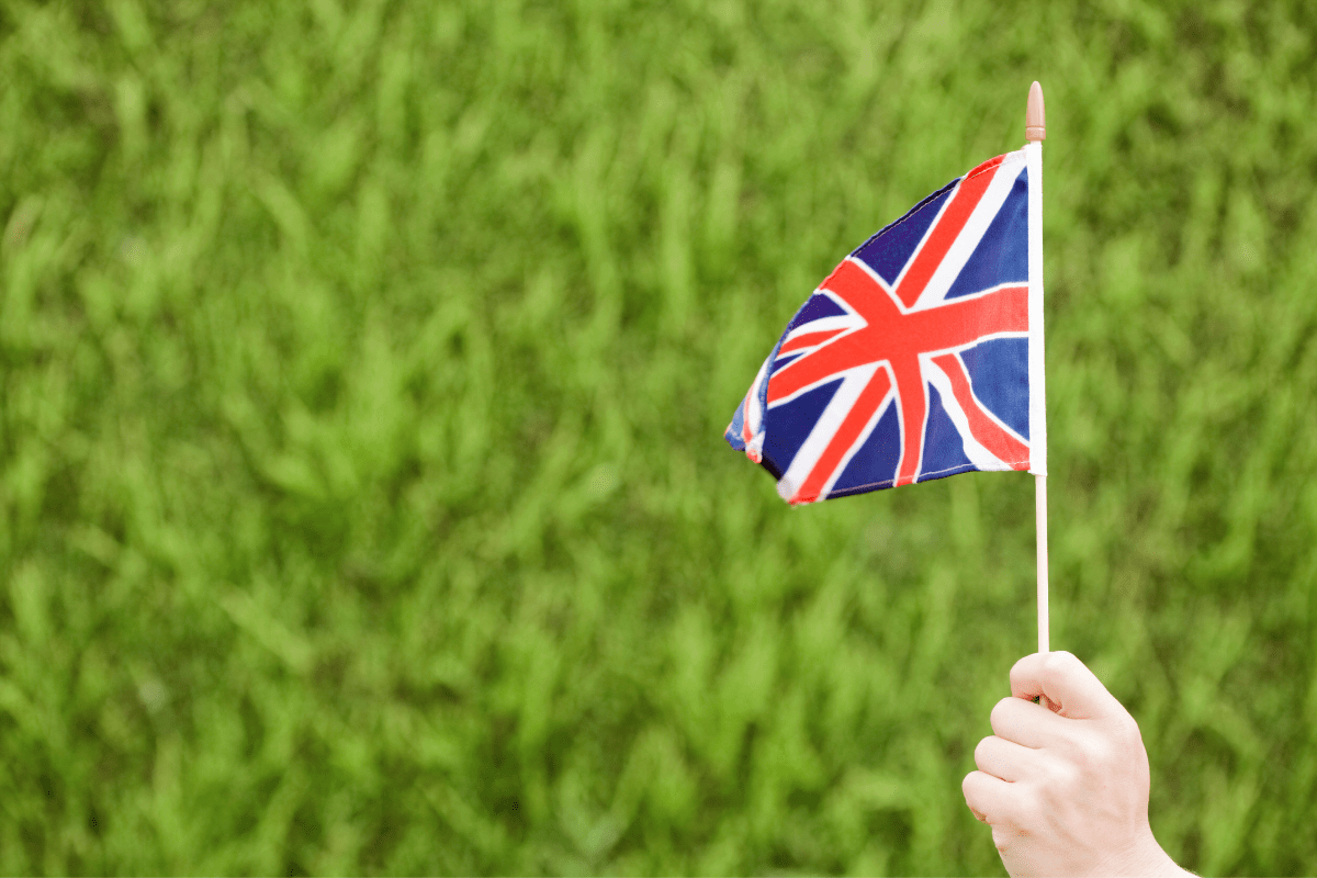 Can I lose my British citizenship if I live abroad