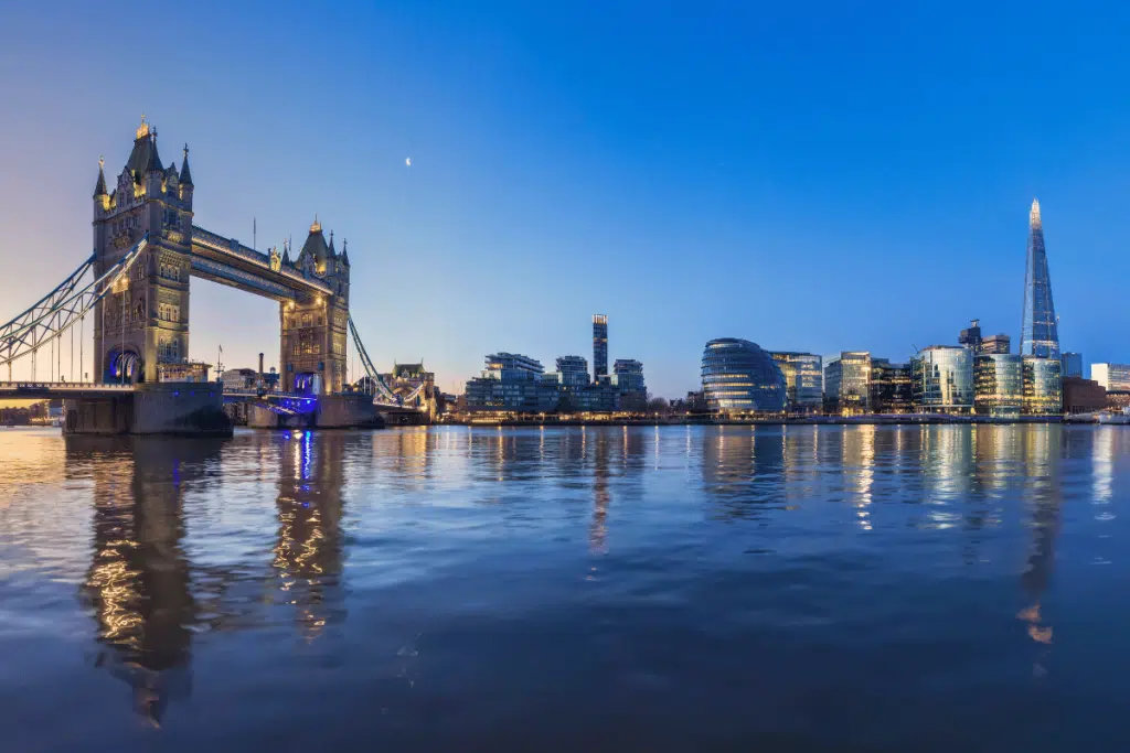 Can a British Citizen Return to the UK with an Expired Passport